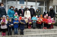 2 тисячі новорічних подарунків для дітвори Західного Донбасу від ДТЕК