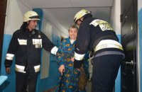 В многоэтажке Днепра загорелась квартира: спасатели вынесли из огня трёх женщин (ФОТО)