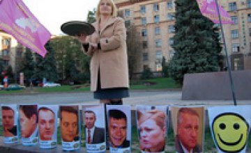 Днепропетровцы угостили кандидатов в мэры конфетками