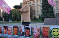 Днепропетровцы угостили кандидатов в мэры конфетками