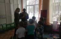 ​На Днепропетровщине пожарные проводят профилактические мероприятие для детей в детском саду (ФОТО)
