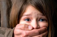 В Днепре за изнасилование 12-летней девочки и распространение детской порнографии руководитель детского коллектива оказался на скамье подсудимых