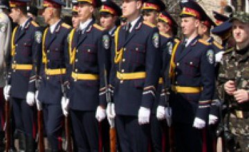 В Днепропетровске торжественно проводили на службу 70 юношей весеннего призыва