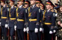 В Днепропетровске торжественно проводили на службу 70 юношей весеннего призыва
