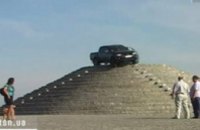 Днепропетровец застрял на внедорожнике на пирамиде 
