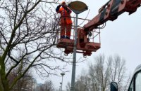 Дніпровські комунальники продовжують наводити лад у місті, фарбують стійки світильників, миють ліхтарі: де проводять роботи