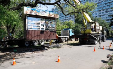 На общественной остановке в Днепре демонтировали сразу четыре незаконных киоска