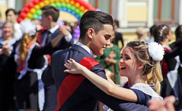 ​ Уже в седьмой раз выпускники Днепропетровщины будут вальсировать на мегафестивале красоты и молодости