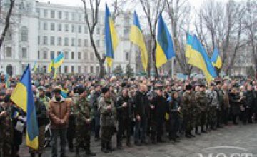 Возле Днепропетровской ОГА состоялся митинг против сепаратизма и военного вторжения в Украину (ФОТО)