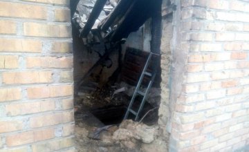 Пожар в частном доме на Днепропетровщине: спасатели нашли обгоревшее тело мужчины