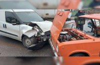 В Каменском столкнулись две легковушки: пассажира «ВАЗ-2101» зажало конструкциями автомобиля