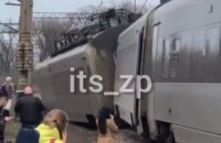 В Днепропетровской области больше половины вагонов поезда "Интерсити" Киев-Запорожье сошли с рельсов: пострадавших нет (ВИДЕО)