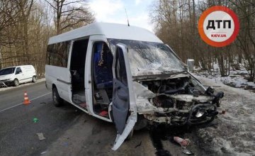 Под Киевом столкнулись маршрутка и легковушка: пострадали 10 человек