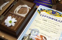 Родившим в День города матерям Иван Куличенко подарил жемчужные ожерелья (ФОТО)
