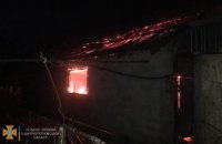 Ночью в пгт Широкое Криворожского района горел гараж с автомобилем внутри