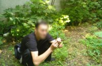 В Днепре на Рабочей наркоман со шприцом прятался от полицейских в кустах (ФОТО)