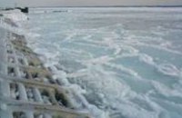 В Ильичевском порту из-за льда на рейде стоят 18 кораблей