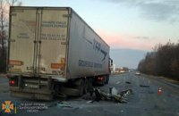 На трассе Днепр-Полтава произошло смертельное ДТП: из деформированного автомобиля водителя изымали спасатели