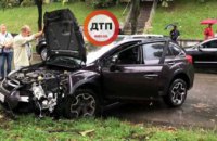 ​В Киеве на Курской произошло ДТП: Subaru влетело в дерево (ФОТО)