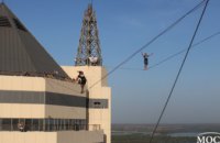 ​В Днепре хайлайнеры парили на высоте  94 метра между «Башнями» (ФОТОРЕПОРТАЖ)