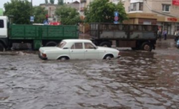 Ливень в Кременчуге затопил улицы и парализовал движение транспорта (ВИДЕО)