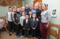 Представители мэрии Днепра поздравили семью Ионовой и Капуза с 30-летием основания детского дома семейного типа