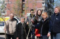 В Днепре прошла акция «Посади дерево – спаси город», в рамках которой в городе было высажено около 300 деревьев (ВИДЕО)