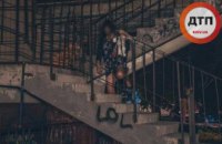 Повесилась с мишкой в руках: в Киеве молодая девушка покончила с собой прямо на лестничной клетке (ФОТО)