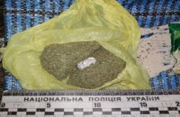 На Днепропетровщине мужчина  с женщиной пытались перебросить пакет с марихуаной через стену колонии