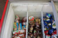 В Кривом Роге двое парней обокрали киоск с мороженым 