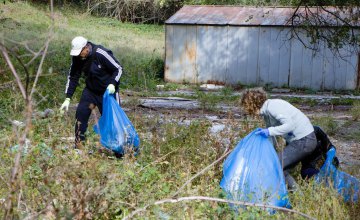 ​В Днепре волонтеры вместе с представителями горсовета убирали в балке неподалеку Парка Зеленый Гай