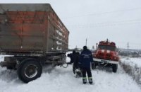 В Днепропетровской области из заносов вытащили КамАЗ (ФОТО)