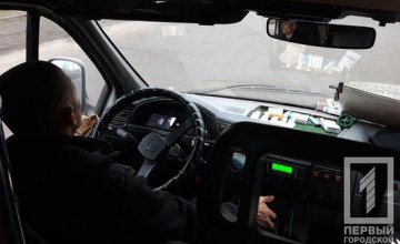 На Днепропетровщине водителя маршрутки засекли за просмотром фильма за рулём (ФОТО)