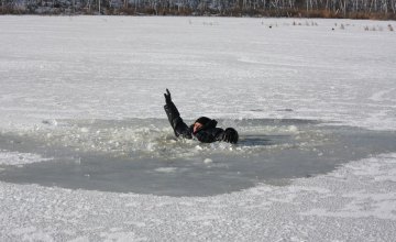 В Днепре мужчина провалился под лед и утонул