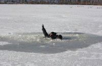 В Днепре мужчина провалился под лед и утонул
