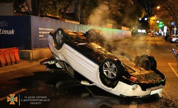 В центре Днепра перевернулся Subaru, задев ещё две машины (ВИДЕО) 