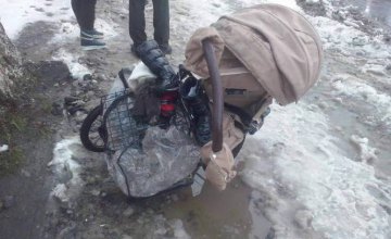 В Киевской области наркоманы сбили на тротуаре женщину с детской коляской
