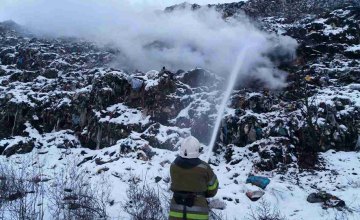 В Полтавской области спасатели тушат пожар на свалке