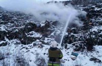 В Полтавской области спасатели тушат пожар на свалке
