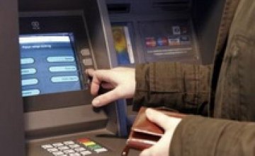 НБУ ограничил получение инвалюты через банкомат