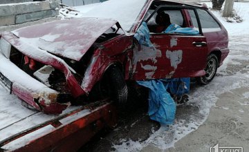 Серьезное ДТП в Кривом Роге: автомобиль врезался в забор частного дома (ФОТО)
