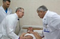 Врачи больницы Мечникова борются за жизнь бойца с огнестрельным ранением шеи