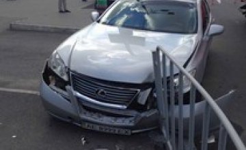 На пр. Правды Lexus врезался в металлическое ограждение (ФОТО)