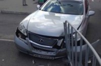 На пр. Правды Lexus врезался в металлическое ограждение (ФОТО)