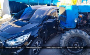 На Днепропетровщине трактор протаранил легковушку: водителя зажало между авто