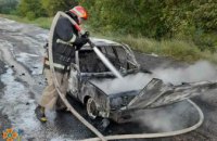 На Дніпропетровщині спалахнув автомобіль: рятувальники ліквідували загорання 