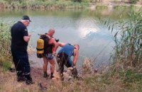 На Днепропетровщине из водоема достали тело погибшего мужчины