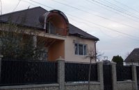 На Закарпатье неизвестный обстрелял жилой дом