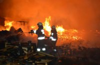На левом берегу Днепра произошел масштабный пожар на промышленном предприятии (ФОТО, ВИДЕО)