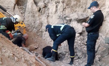 ​В Днепре спасатели освободили мужчину из глиняного завала (ВИДЕО)